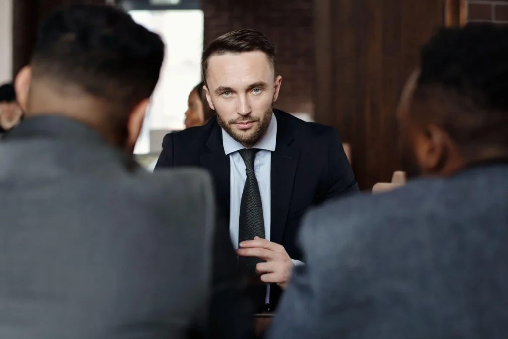 A análise de concorrência B2B reúne informações sobre os critérios que influenciam a escolha entre fornecedores.